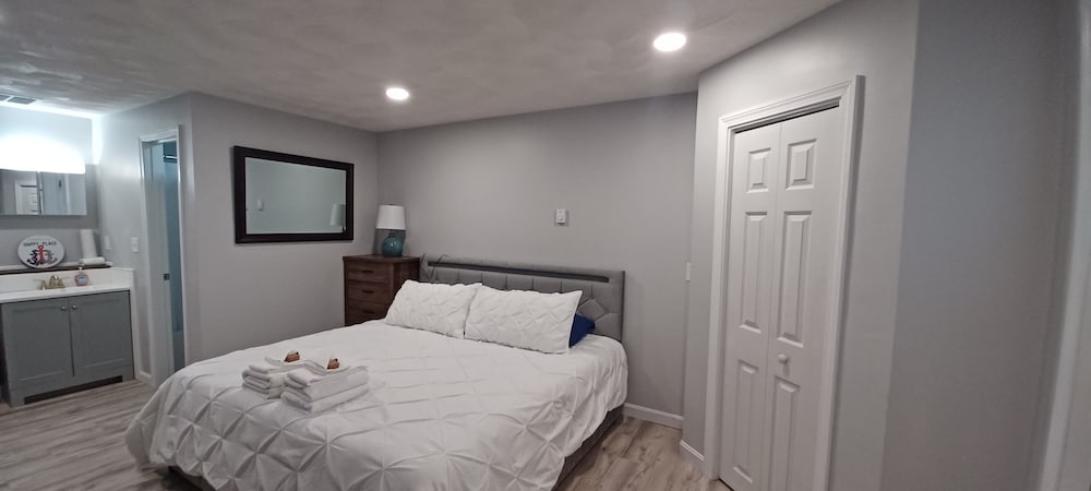 Economy Room, 1 King Bed photo 3