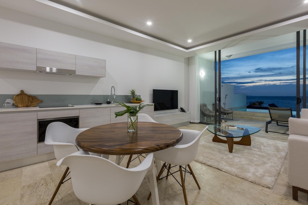 1 Bedroom Sea View Pool Suite - Photo 11