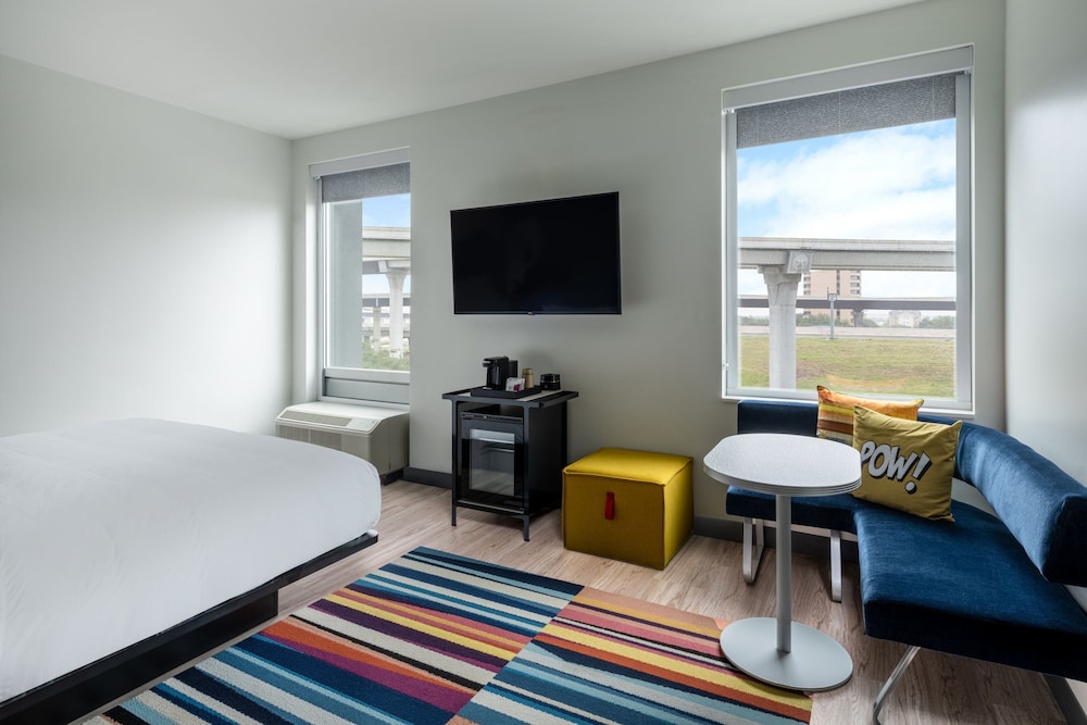 Room, 1 King Bed (Mobility Accessible, Roll-in Shower) - Photo 4