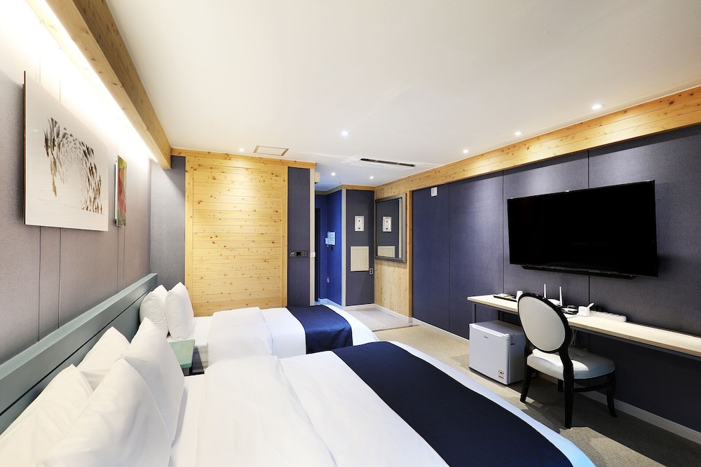 Deluxe Twin Room (Breakfast not provided on Monday) - Photo 5