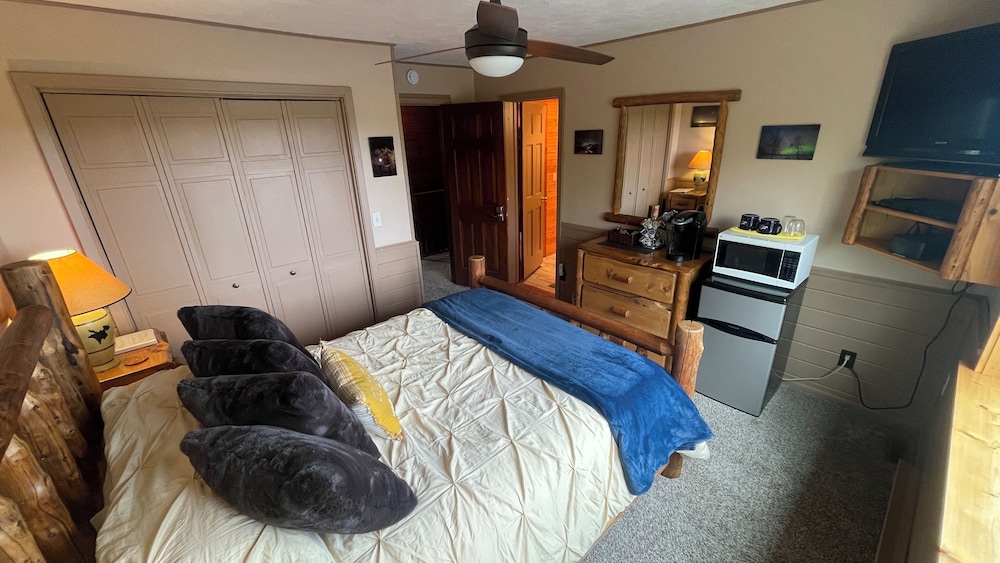 Yukon Room photo 2