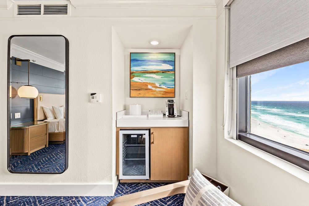 Premium Room, 1 King Bed, Beachfront photo 2