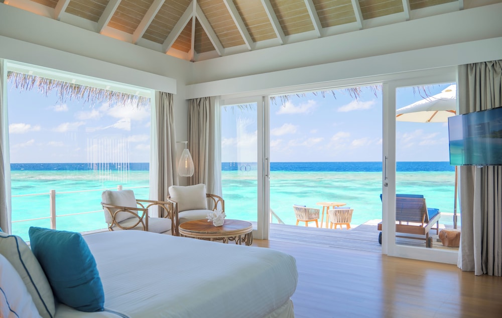Water Villa with Pool - 7 Night Free photo 1