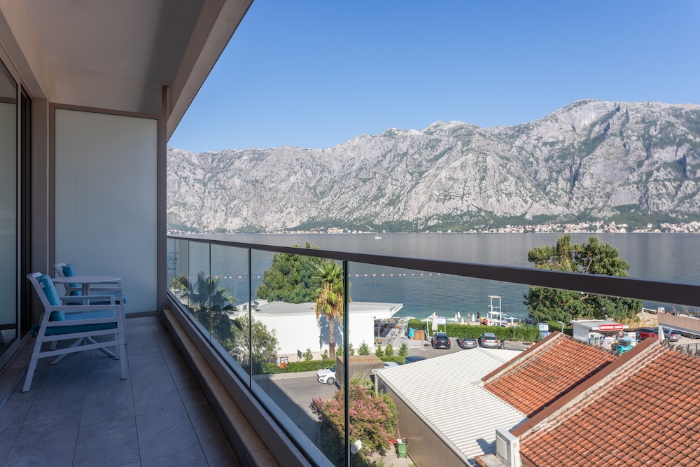 Premium Room, 1 King Bed, Sea View - Photo 8