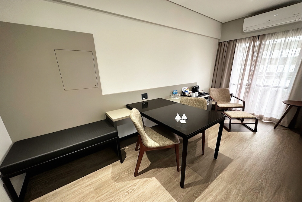 Premier Room, 2 Twin Beds, Non Smoking, Bathtub