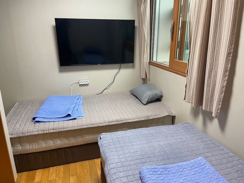 Basic Twin Room, Women only photo 3