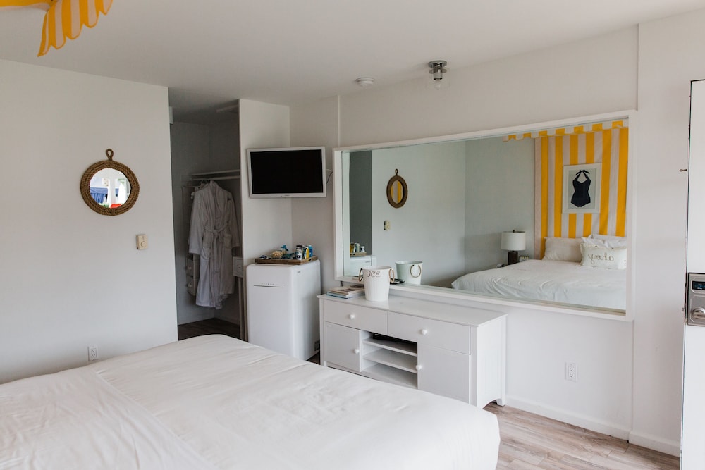 Club King Bed photo 3
