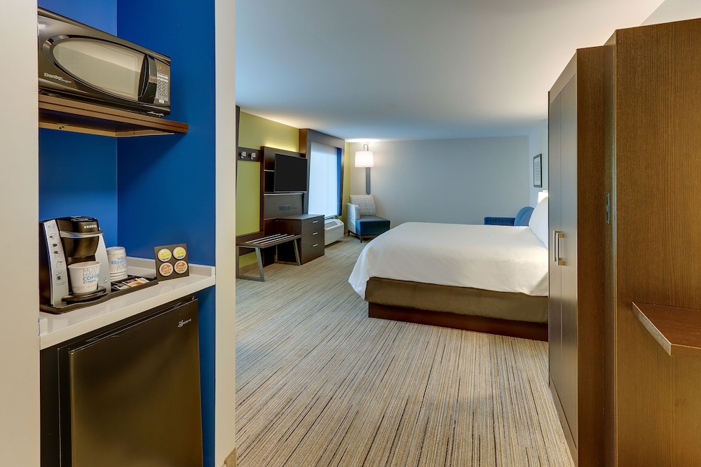 Suite, 1 King Bed, Accessible (Communication, Accessible Tub) - Photo 3