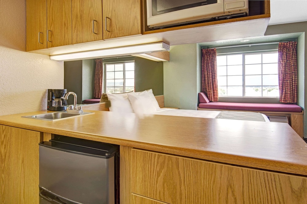 Deluxe Studio Suite, 2 Queen Beds, Non Smoking - Photo 2