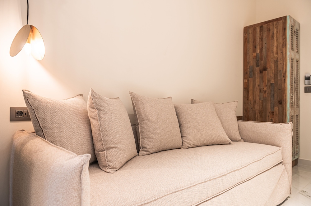 Luxury Apartment - Photo 10