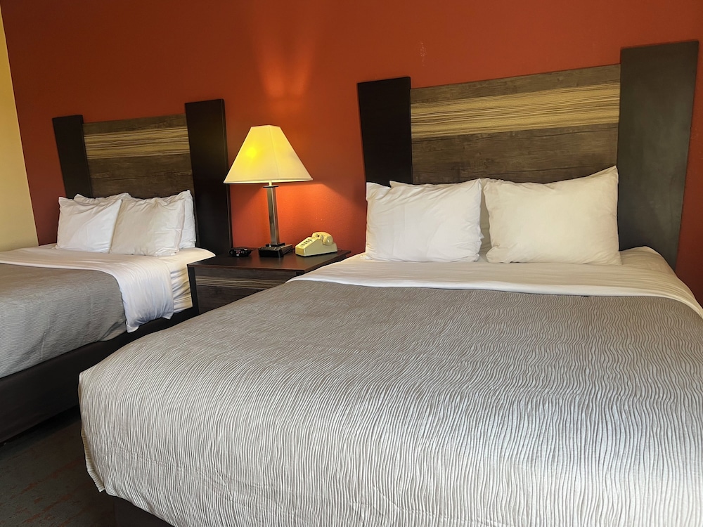 Deluxe Double Room, 2 Queen Beds, Non Smoking, Refrigerator & Microwave photo 1