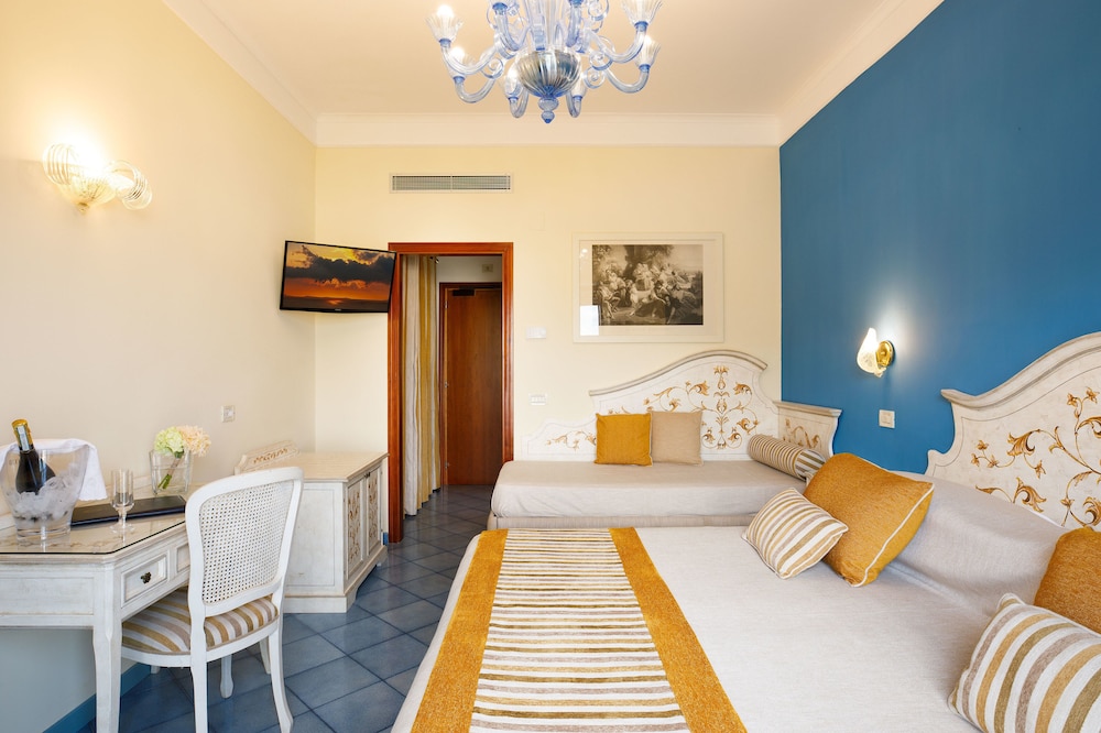 Double or Twin Room, Balcony, Sea View photo 2