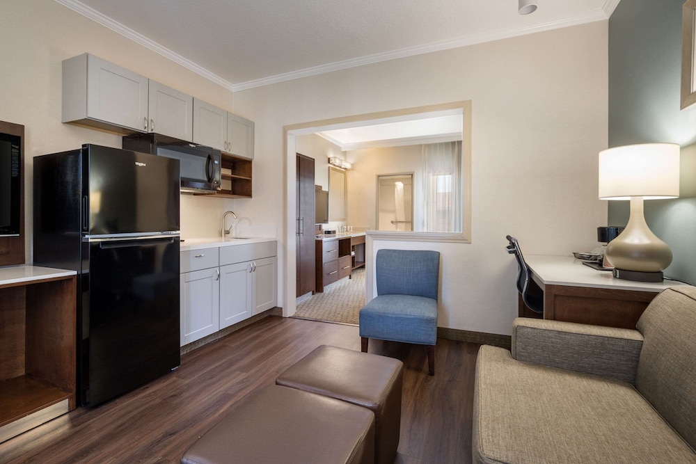 Suite, 1 King Bed, Non Smoking, Pool View - Photo 6