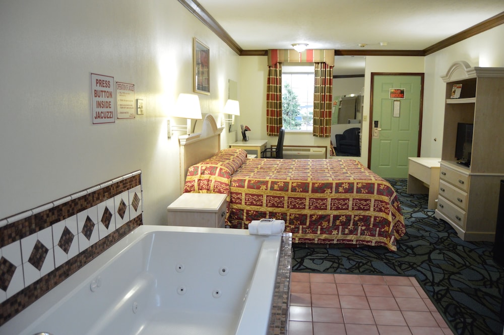 Deluxe Room, 1 King Bed photo 1