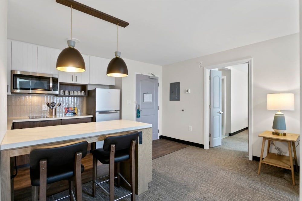 Suite, 1 Bedroom, Accessible, Kitchen (Communications) - Photo 3