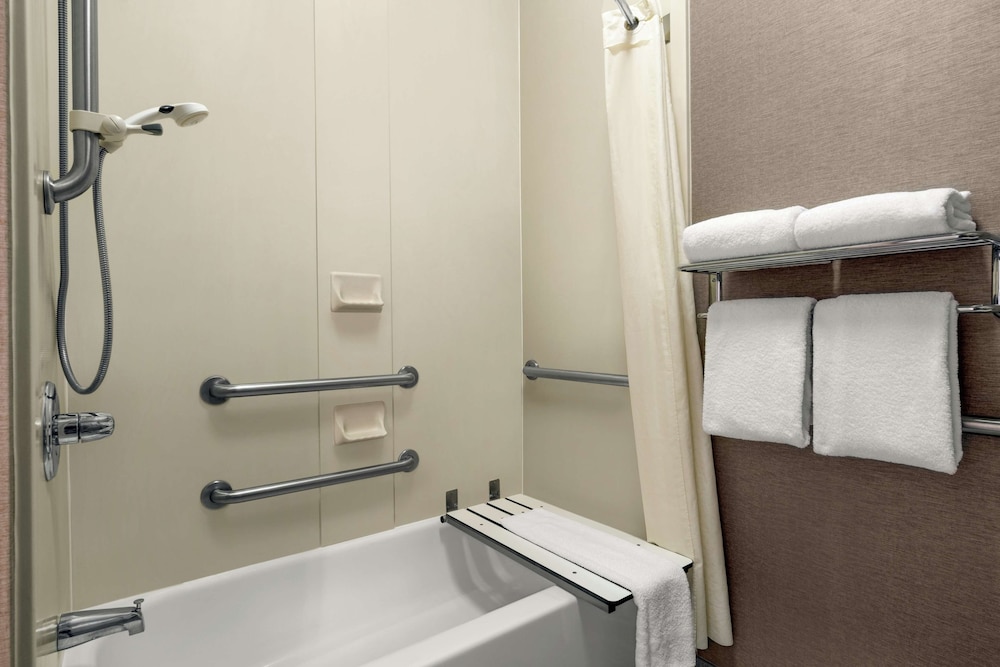 2-Bedroom Suite, Mobility Accessible - Photo 6