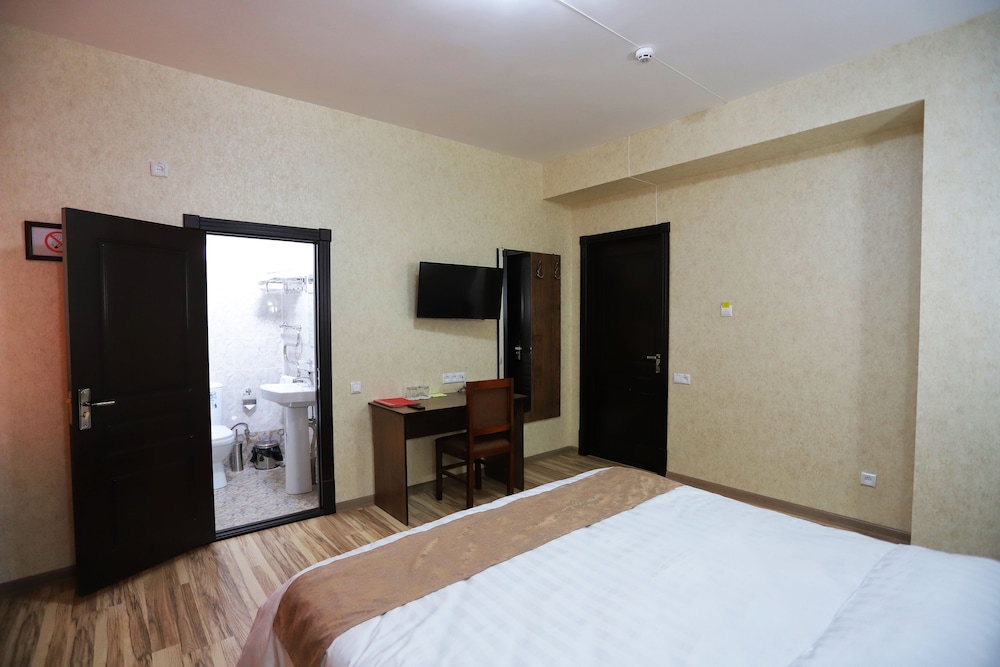 Standard Double or Twin Room - Photo 5