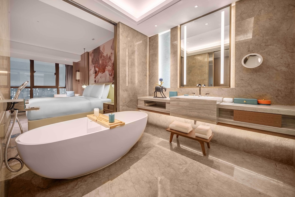 Deluxe King Room - Photo 3