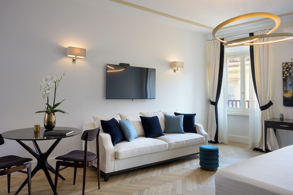 Deluxe Junior Suite with Hydromassage Bathtub and Shower photo 3