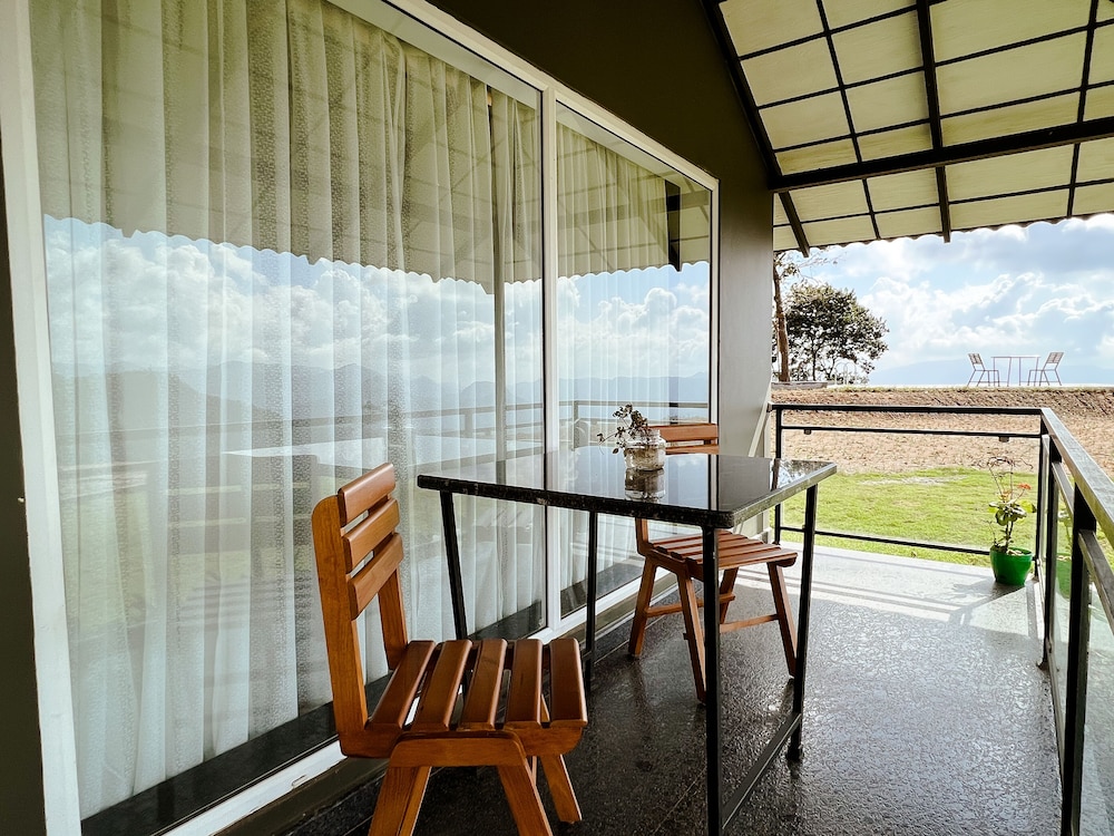 Honeymoon Cottage with Jacuzzi - Photo 24
