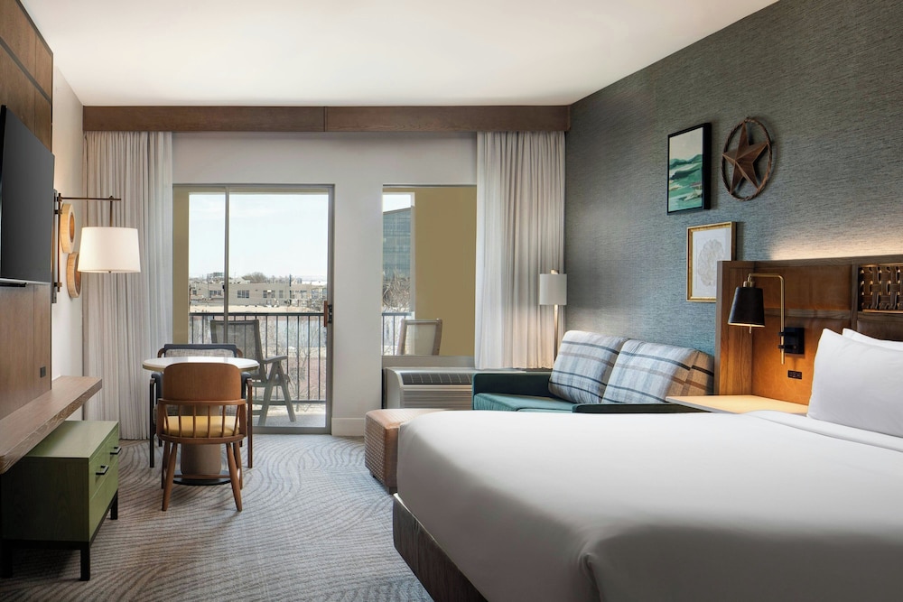 Deluxe Room, 1 King Bed with Sofa bed, Balcony photo 2