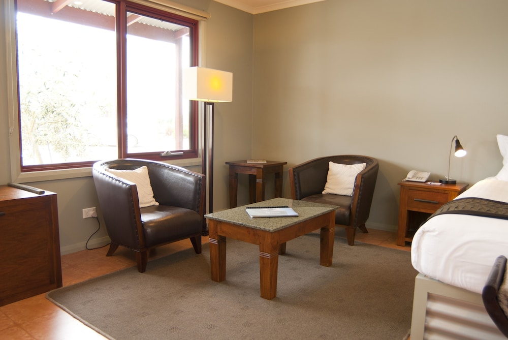 Standard Studio, Non Smoking, Balcony (Courtyard Spa King) photo 2