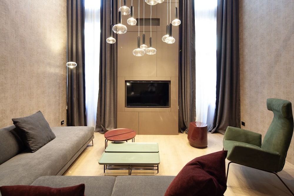 Suite (Mezzanine) photo 1