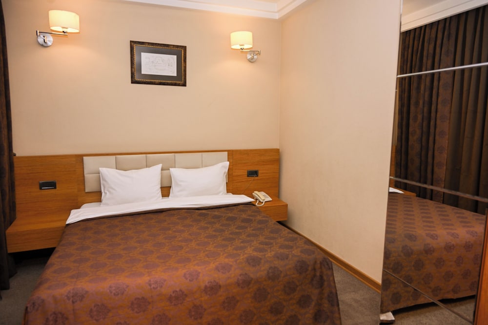 Cottage King Room