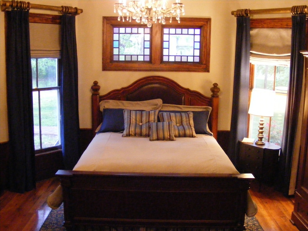 Basic Suite, 1 King Bed, Garden View (Magnolia) photo 1
