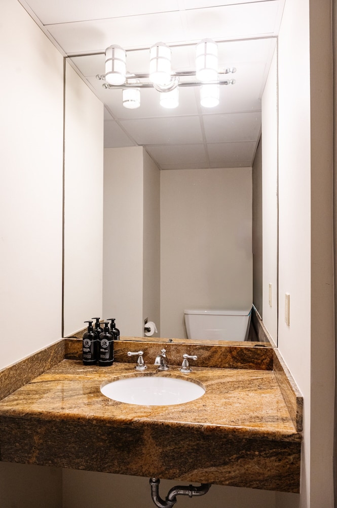 Queen Room (24/7 Front Desk) - Photo 10