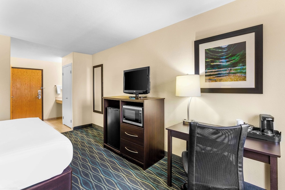 Standard Room, 1 King Bed, Accessible, Bathtub - Photo 2