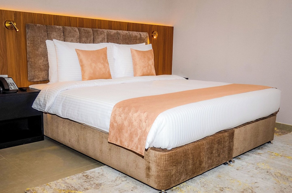 Deluxe Room, 1 King Bed with Sofa bed, Non Smoking (with Sofabed) photo 2