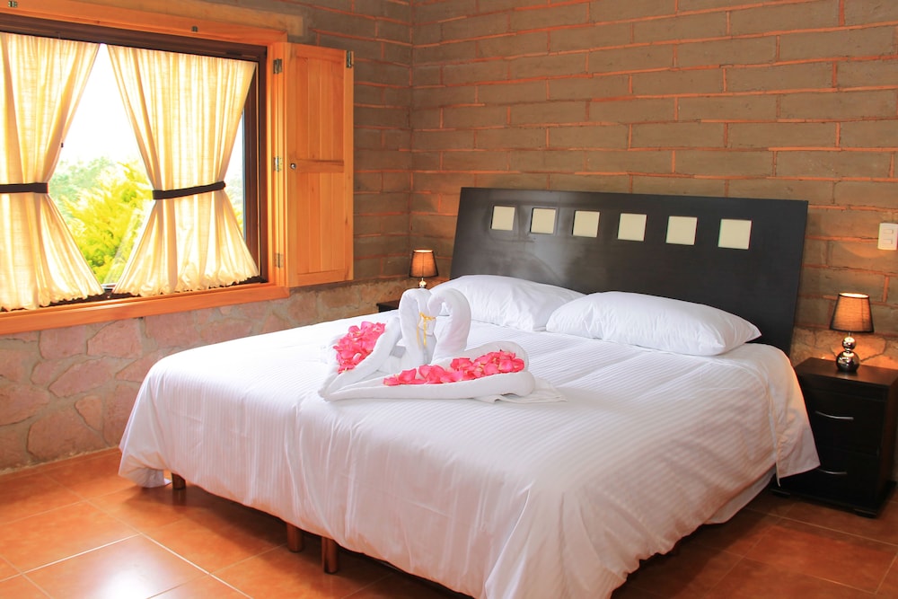 Standard Room, 1 King Bed photo 3