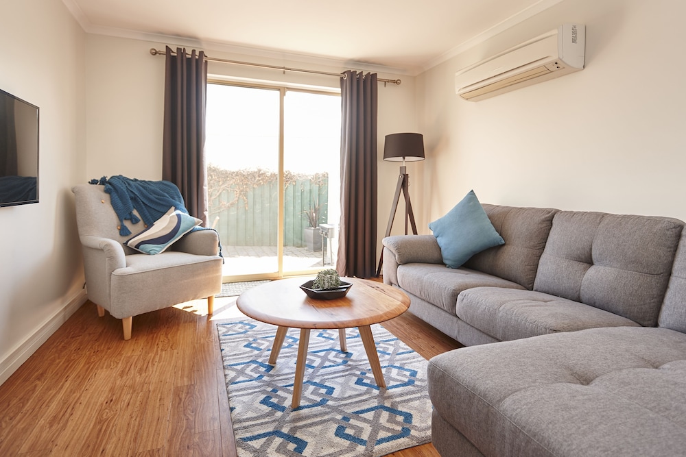Three Bedroom Suite, Free Wi-Fi & Parking photo 1