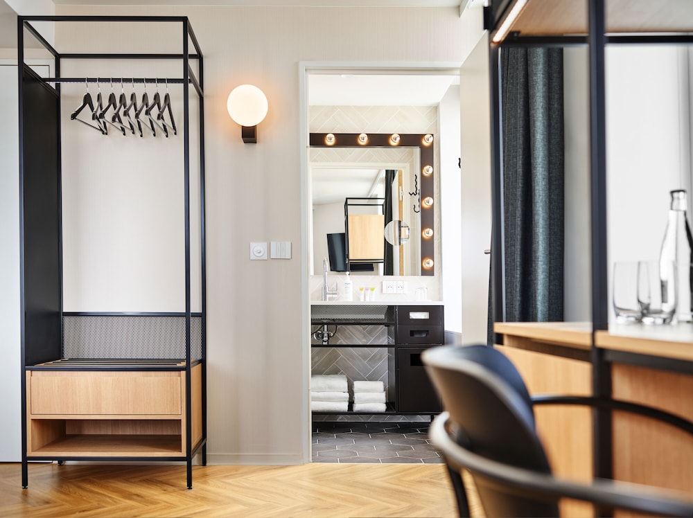 Deluxe Double Room High Floor thumbnail 5
