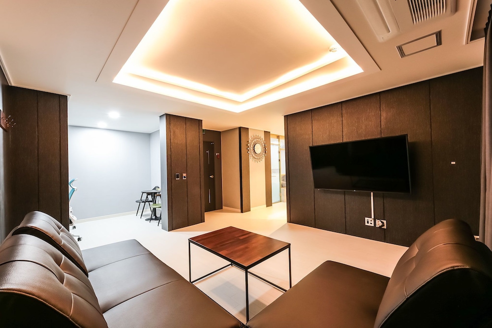 Family Room - Photo 8