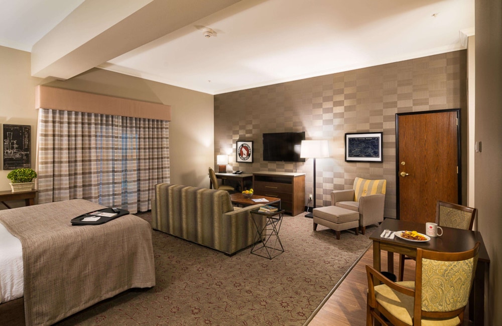 Suite, 1 King Bed, Refrigerator & Microwave, Poolside (1st Floor) photo 2
