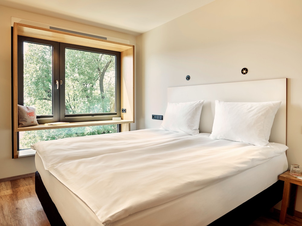 Room, Courtyard View (Compact)