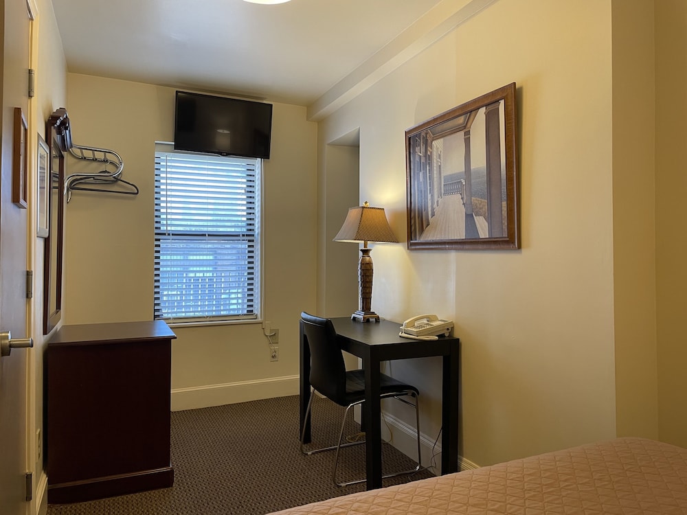 Economy Double Room, Ensuite photo 2