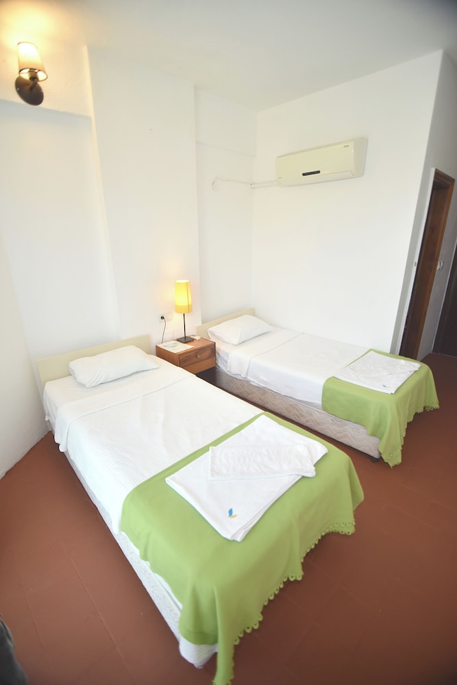 Basic Twin Room, 2 Twin Beds photo 1