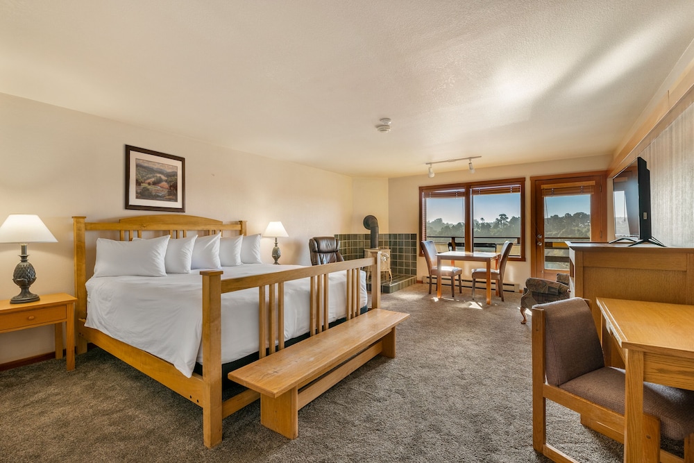 Deluxe Studio 1 King Bed, with Balcony and Harbor View