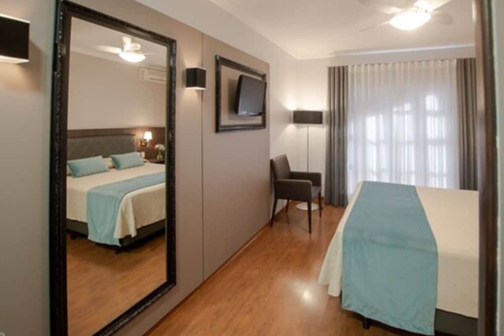 Deluxe Apartment photo 2