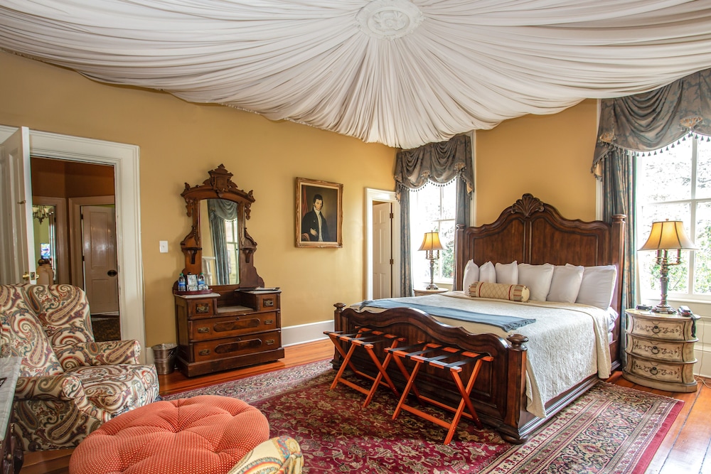 Luxury Main House Queen - R. Bruce