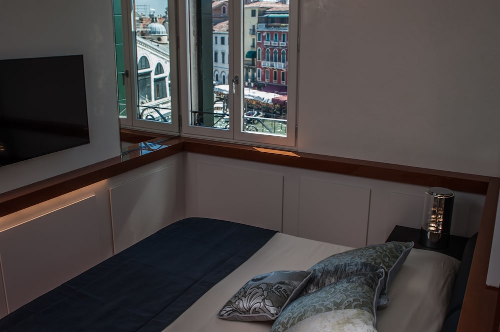 Deluxe Apartment, 1 Bedroom, Canal View (separate entrance with stair lift) thumbnail 5