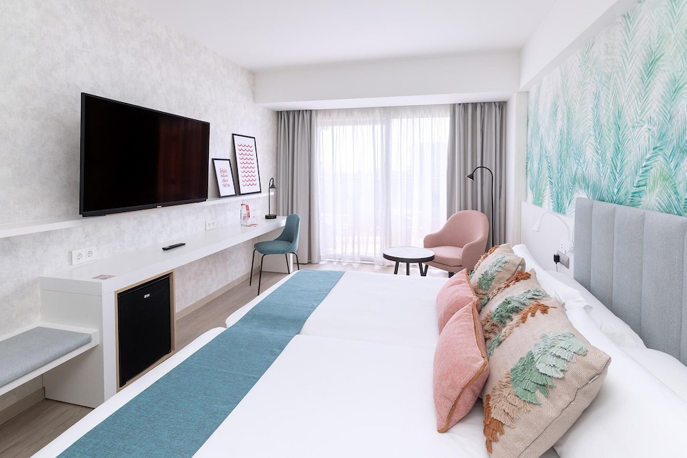 Deluxe Room (1 Adult) thumbnail 6