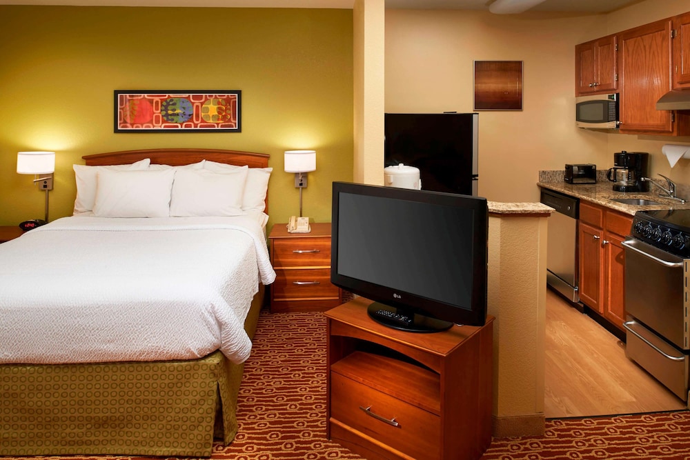 Suite, 1 Queen Bed with Sofa bed, Accessible (Mobility/Hearing Tub One Bedroom) - Photo 1