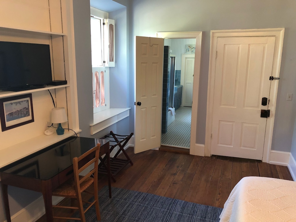 Standard Double Room, 1 King Bed photo 2