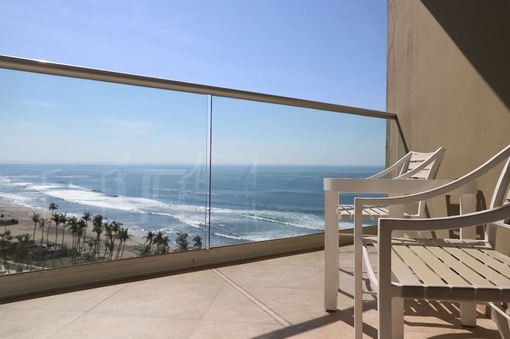 Deluxe Ocean View King - Photo 2