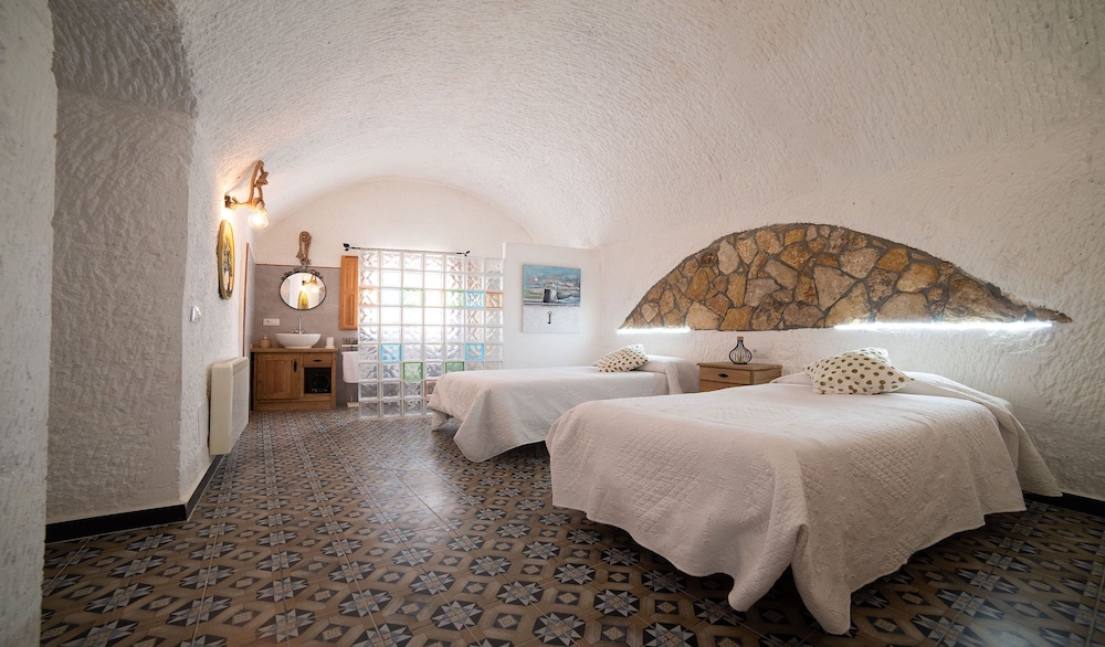 Traditional House, 2 Bedrooms photo 3