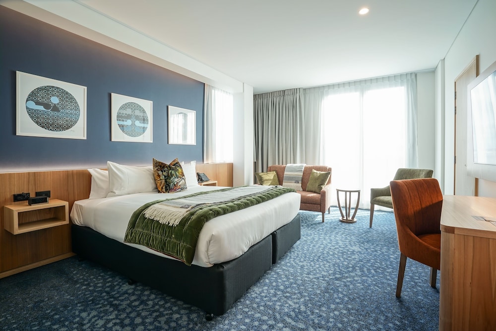 Junior Room, 1 King Bed, City View